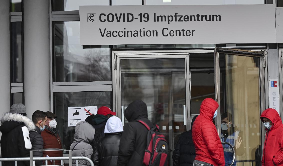 Kö till en vaccinmottagning i Frankfurt am Main. Arkivbild. Foto: Arne Dedert/AP/TT