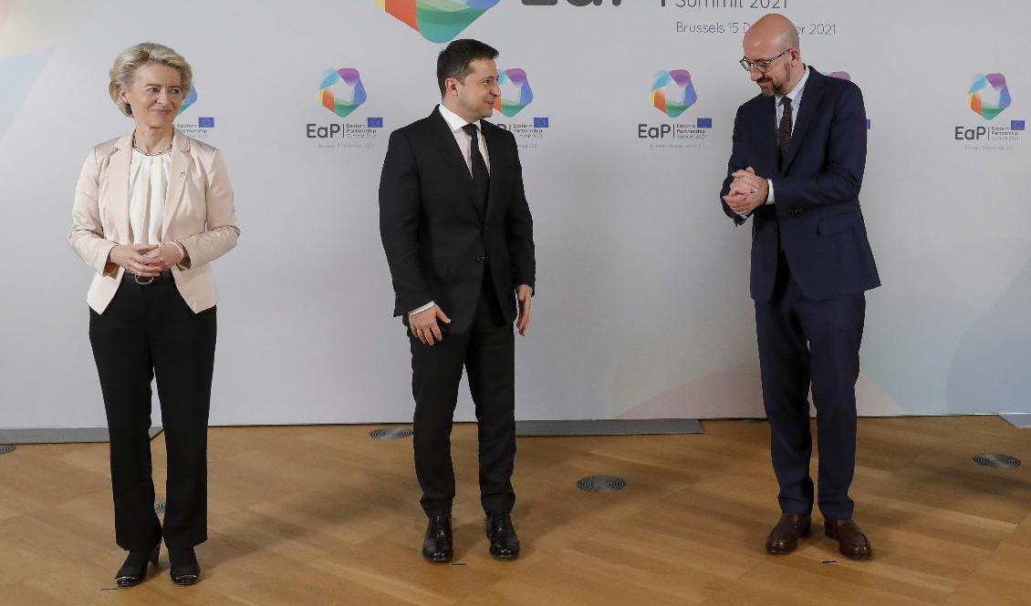 Ukrainas president Volodymyr Zelenskyj flankeras av EU-kommissionens ordförande Ursula von der Leyen och rådsordförande Charles Michel vid onsdagens toppmöte i Bryssel. Foto: Stephanie Lecocq/AP/TT