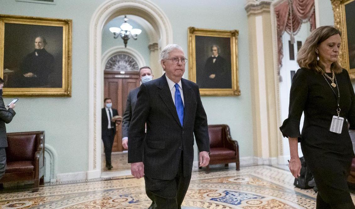 Mitch McConnell (R) på väg genom Kapitoliums korridorer under den senaste tidens förhandlingar. Foto: J Scott Applewhite/AP/TT
