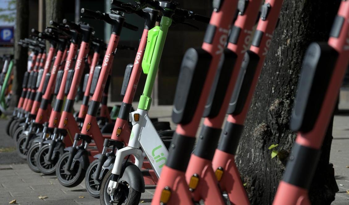 Elsparkcyklar utanför Sheraton Hotel på Tegelbacken i Stockholm. Arkivbild. Foto: Janerik Henriksson/TT
