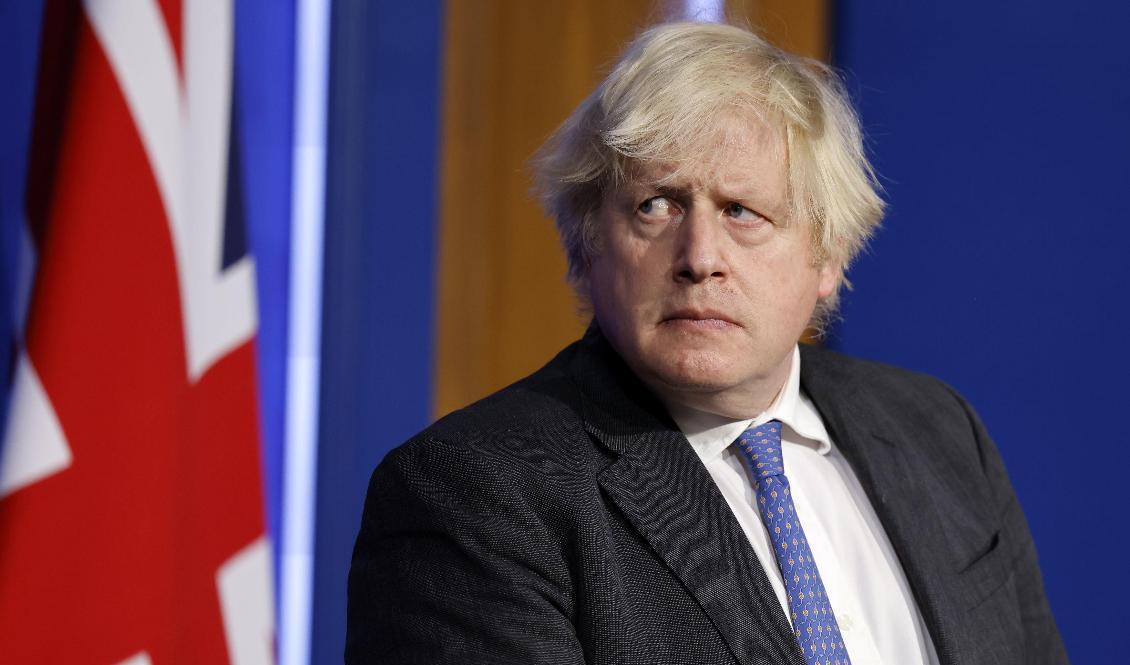 Boris Johnson tar på sig fredagens chockerande valförlust. Foto: Tolga Akmen/AP/TT