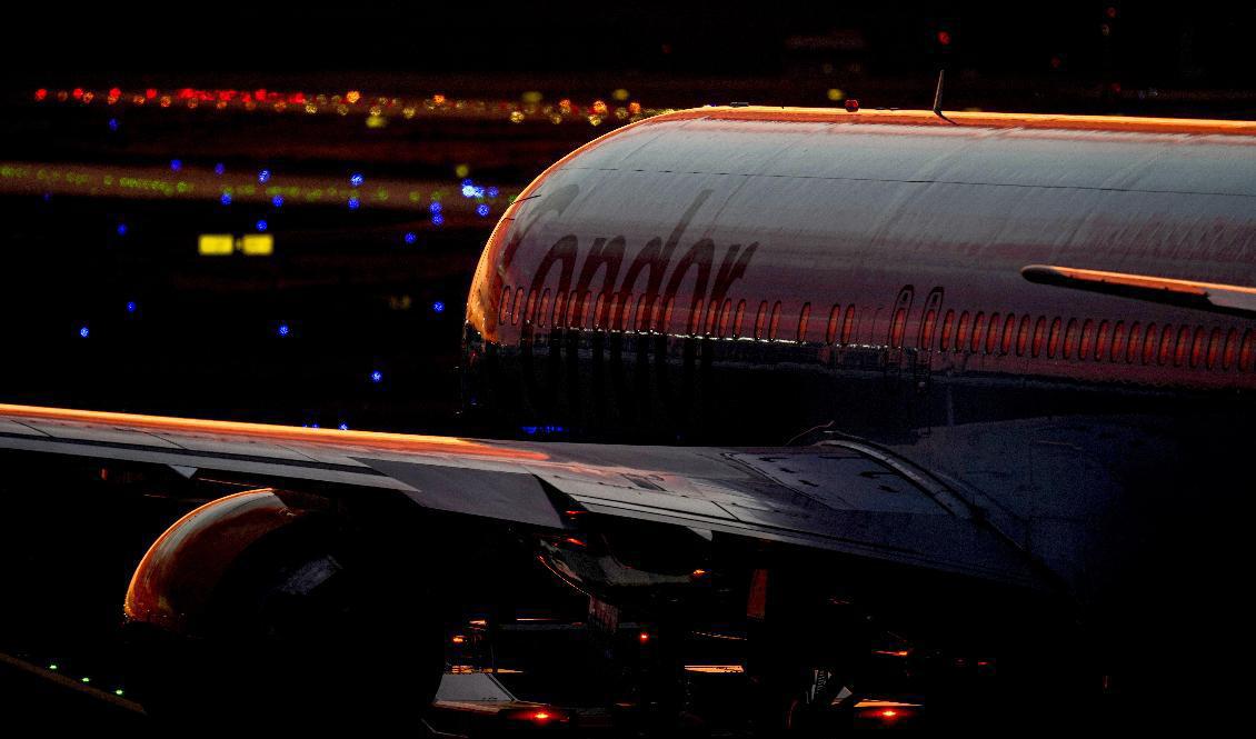 Ett flygplan i solnedgången på Frankfurts flygplats. Arkivbild. Foto: Michael Probst/AP/TT
