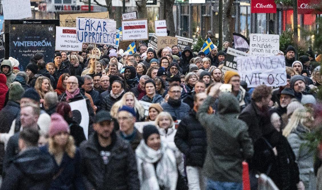 Uppemot 900 personer deltog i en demonstration mot vaccinpass i Malmö på lördagen. Foto: Johan Nilsson/TT