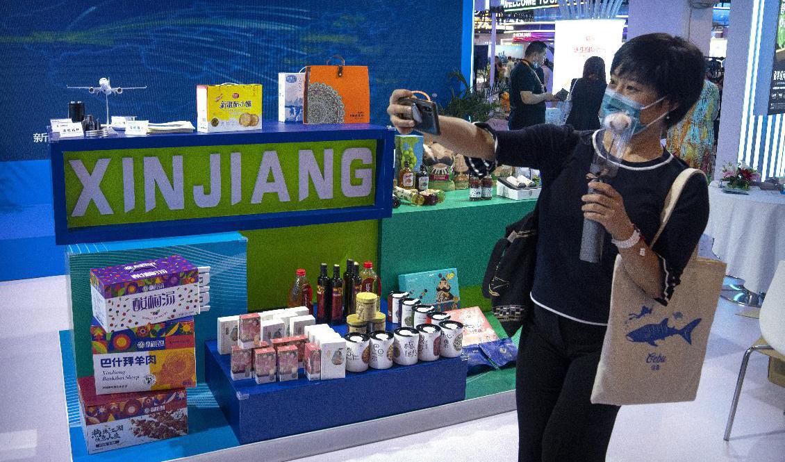 USA:s sanktioner som Kina nu svarar på riktas mot alla företag som misstänks använda sig av tvångsarbete i kinesiska Xinjiang-provinsen. Arkivbild. Foto: Mark Schiefelbein/AP/TT