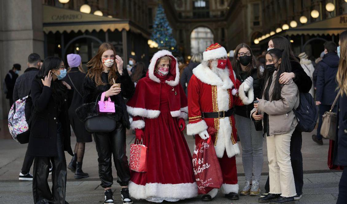 Tomtemor och tomtefar träffar ungdomar i en galleria i Milano i Italien. När landet nu återigen ställer krav på munskydd i offentliga miljöer står tomtarna redo. Foto: Luca Bruno