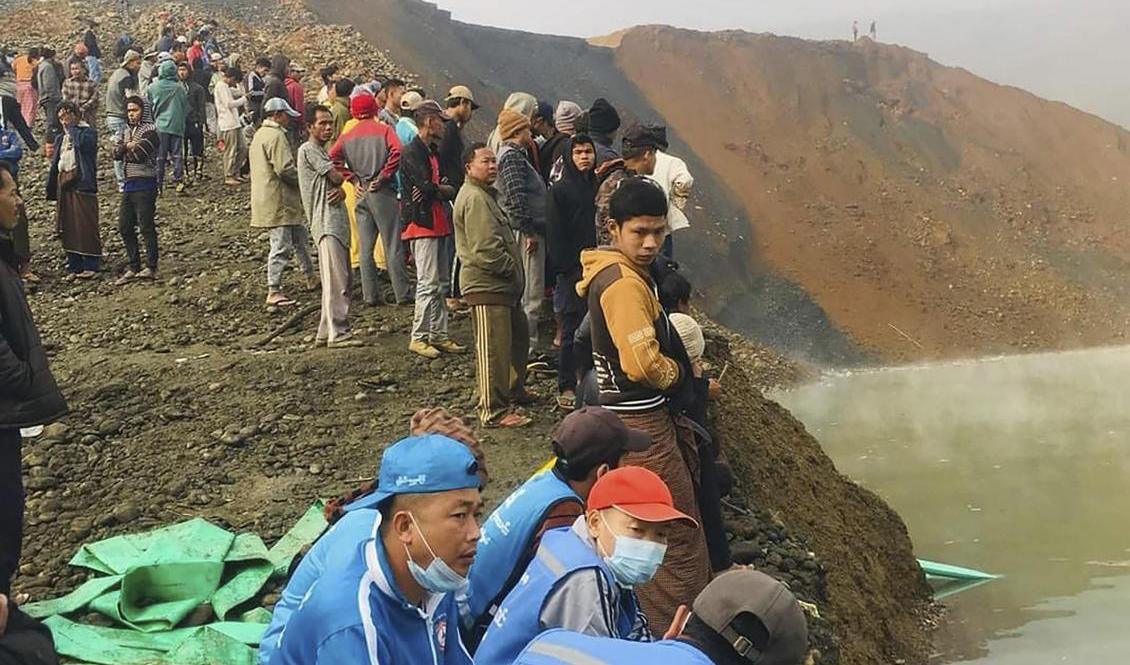 Räddningsarbetare söker efter överlevande efter jordskredet vid gruvan Hpakant i norra Myanmar. Många saknas fortfarande. Foto: AP/TT