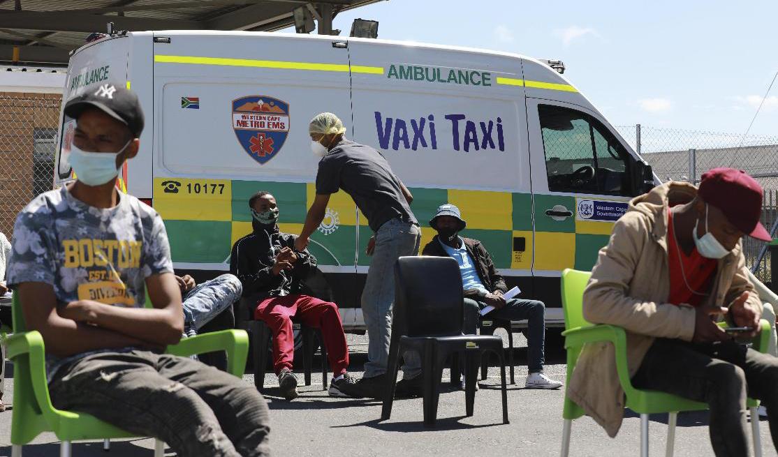 Sydafrikaner i vaccinationskö i Kapstaden vid en mobil vaccinationscentral. Arkivbild. Foto: Nardus Engelbrecht/AP/TT