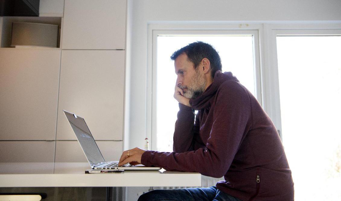 Man med bärbar dator jobbar hemifrån. Arkivbild Foto: Jessica Gow/TT