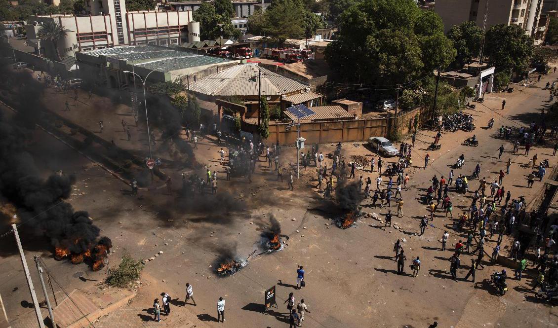 
Protester i Burkina Fasos huvudstad Ouagadougou i slutet av november. Foto: Sophie Garcia/AP/TT                                            