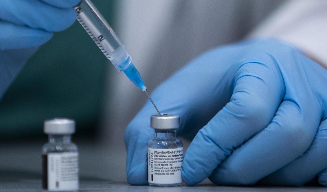 Ett israeliskt sjukhus ska börja vaccinera anställda med en fjärde dos vaccin. Arkivbild. Foto: Oded Balilty/AP/TT