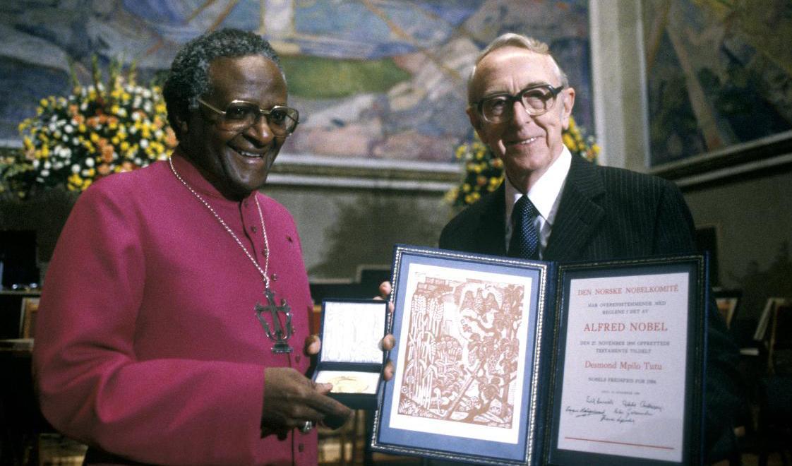 Desmond Tutu tar emot Nobels fredspris av Egil Aarvik, ordförande för Nobelkommittén 1984. Foto: Erik Thorberg/NTB/TT