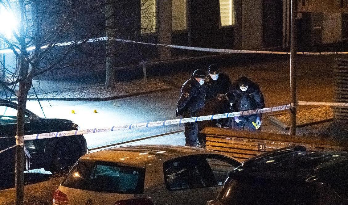 I mitten av december: Polisens kriminaltekniker arbetar innanför avspärrningarna i Bunkeflostrand söder om Malmö efter det att en man skjutits till döds utomhus. Arkivbild. Foto: Johan Nilsson/TT