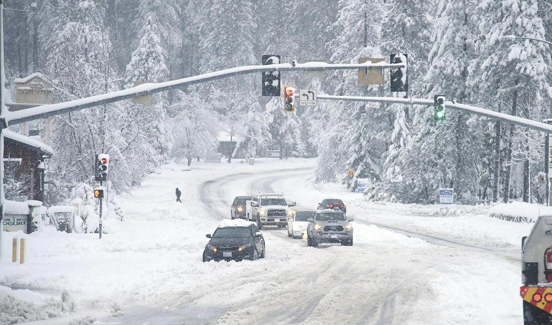 Problematiskt väglag i Grass Valley i Kalifornien. Foto: Elias Funez/AP/TT