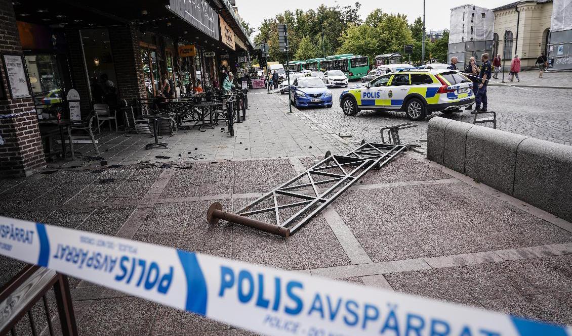 Lund i början av hösten: Polis en är på plats vid järnvägsstationen i Lund i samband med bråk mellan flera personer vid en uteservering. Våldsamheterna inträffar på flera platser i Lund. Arkivbild. Foto: Johan Nilsson/TT