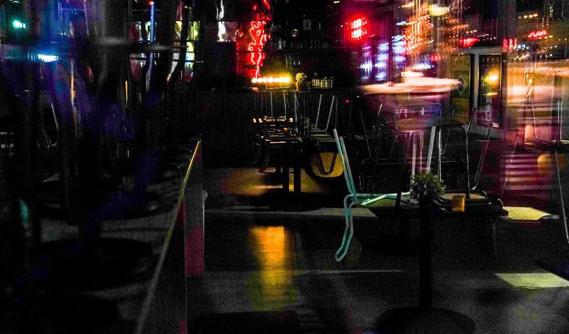 En stängd bar i Oslo. Förbudet mot att servera alkohol på krogar slår hårt mot restaurangnäringen. Arkivbild. Foto: Fredrik Varfjell/NTB/TT