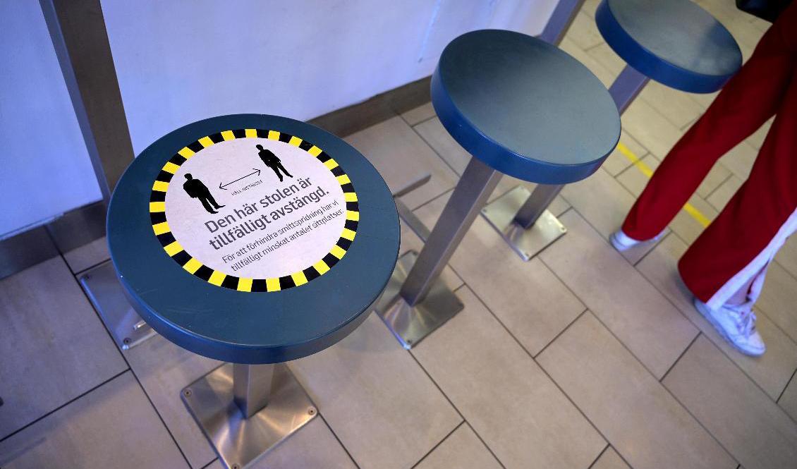 Fortsatta restriktioner kommer att vara en nödvändighet för att avlasta sjukvården, spår Folkhälsomyndigheten. Arkivbild. Foto: Janerik Henriksson/TT