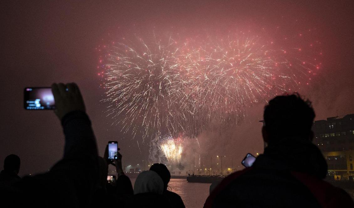 Folk samlades längs kajerna i Malmö för att njuta av stadens officiella fyrverkeri vid fyren i Nyhamnen. Foto: Johan Nilsson/TT