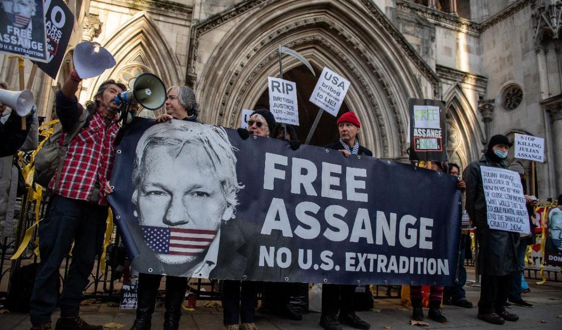 
Demonstranter protesterar utanför Royal Courts of Justice i London den 10 december 2021 mot beslutet att Julian Assange kan utlämnas. Foto: Chris J Ratcliffe/Getty Images                                            