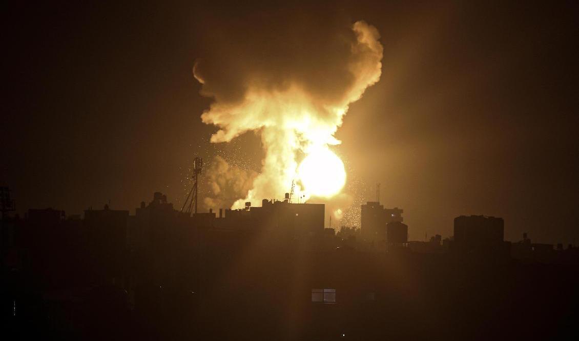 En explosion syns i staden Khan Younis i södra Gaza tidigt under natten mot söndagen. Foto: Yousef Masoud/AP/TT