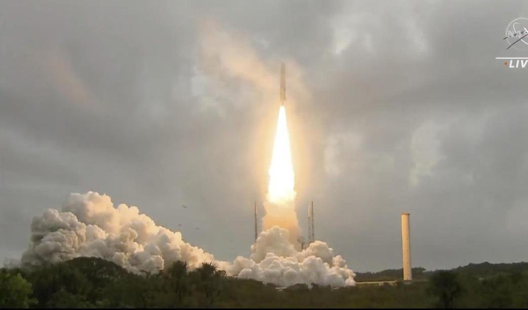 Det nya rymdteleskopet sköts upp med hjälp av raketen Ariane 5 på juldagen. Arkivbild. Foto: Nasa via AP/TT