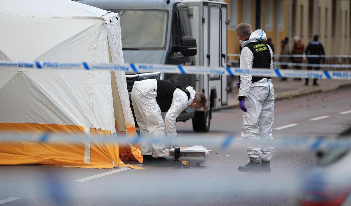 Kriminaltekniker undersöker brottsplatsen efter en dödsskjutning i Gävle i november förra året. Foto: Pernilla Wahlman/TT