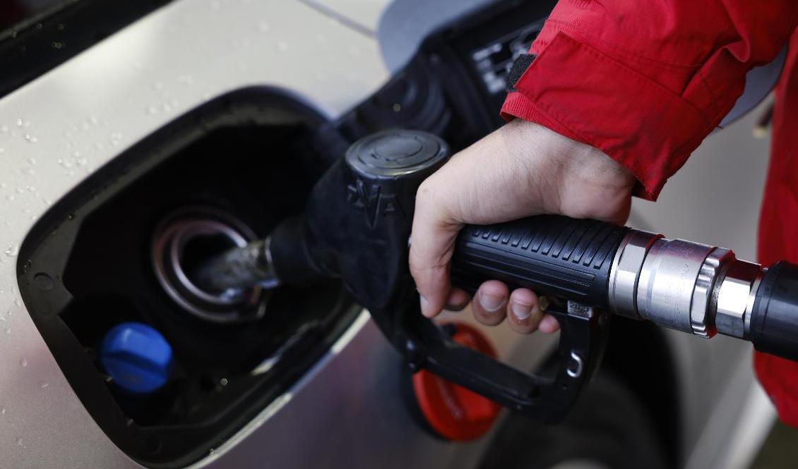 Rekordhöga dieselpriser, bland annat till följd av reduktionspliktens krav på ökad inblandning av dyrare biobränsle, har upprört många hushåll och företag i vinter. Arkivbild. Foto: Fredrik Persson/TT