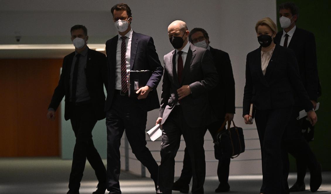 Tysklands förbundskansler Olaf Scholz, längst fram i mitten, har enats med förbundsländernas ledare om skärpta restriktioner. Foto: John MacDougall/poolfoto via AP/TT