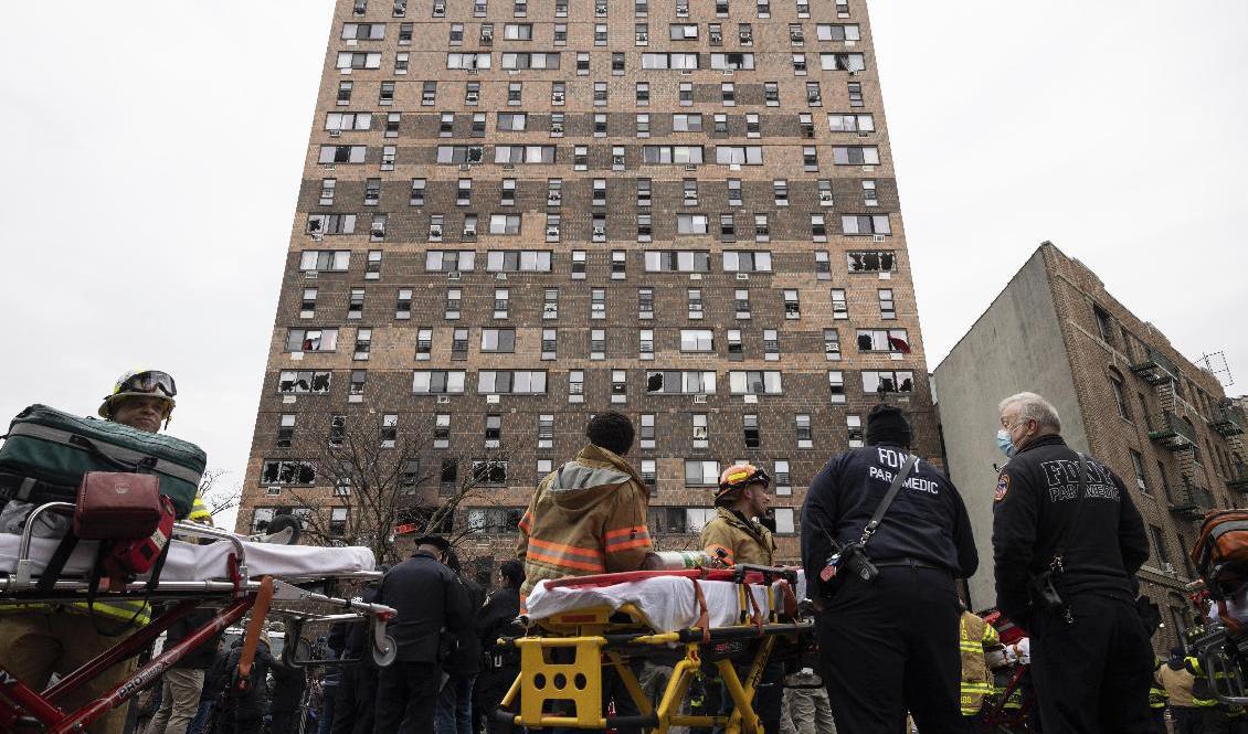 Räddnings- och vårdpersonal i arbete vid 19-våningshuset. Foto: Yuki Iwamura/AP/TT