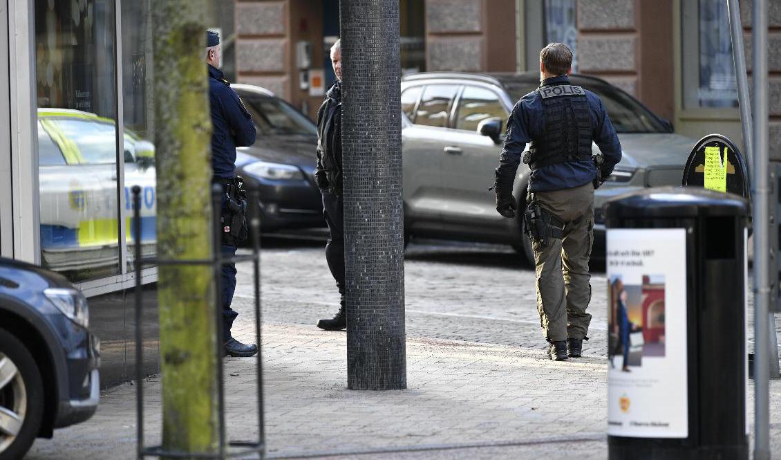Polisen utanför skolan i Kristianstad. Foto: Johan Nilsson/TT
