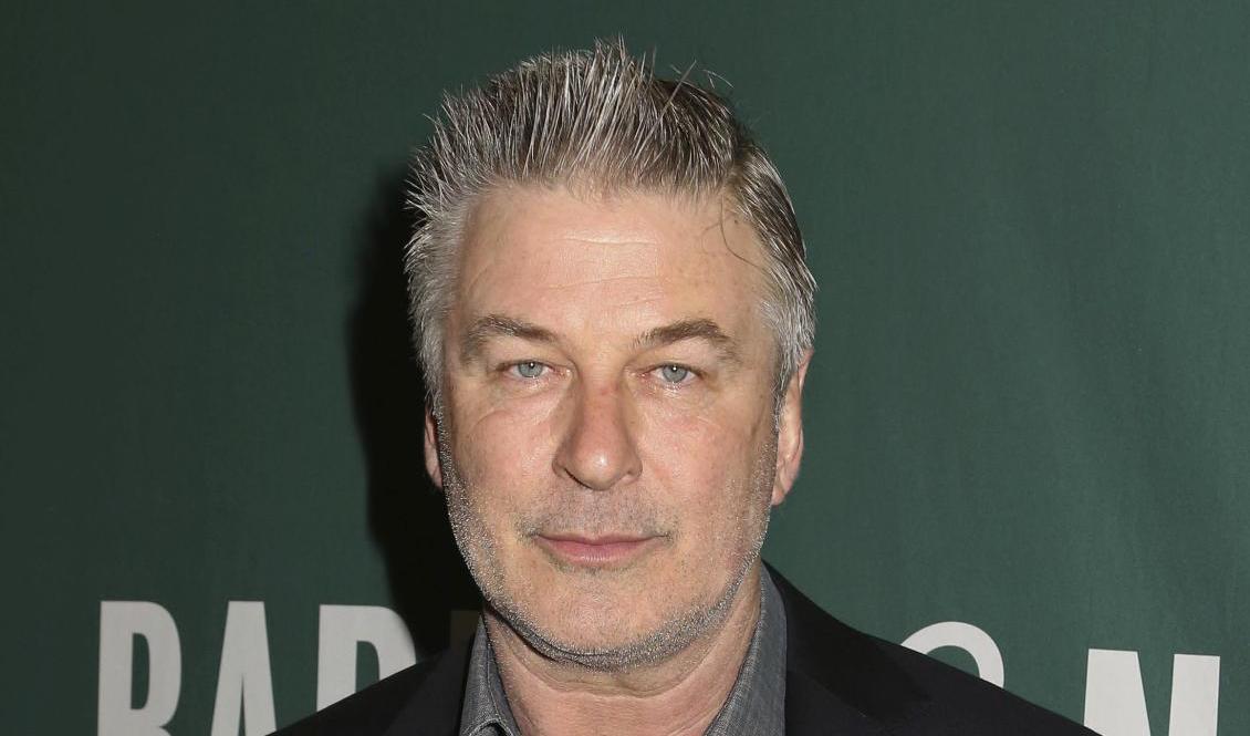 Alec Baldwin får lämna telefonen för undersökning. Arkivbild. Foto: Greg Allen/AP/TT