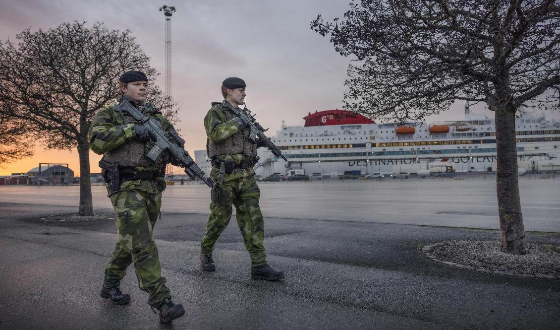 Soldater från Gotlands regemente patrullerar i Visby hamn på torsdagen. Foto: Karl Melander/TT
