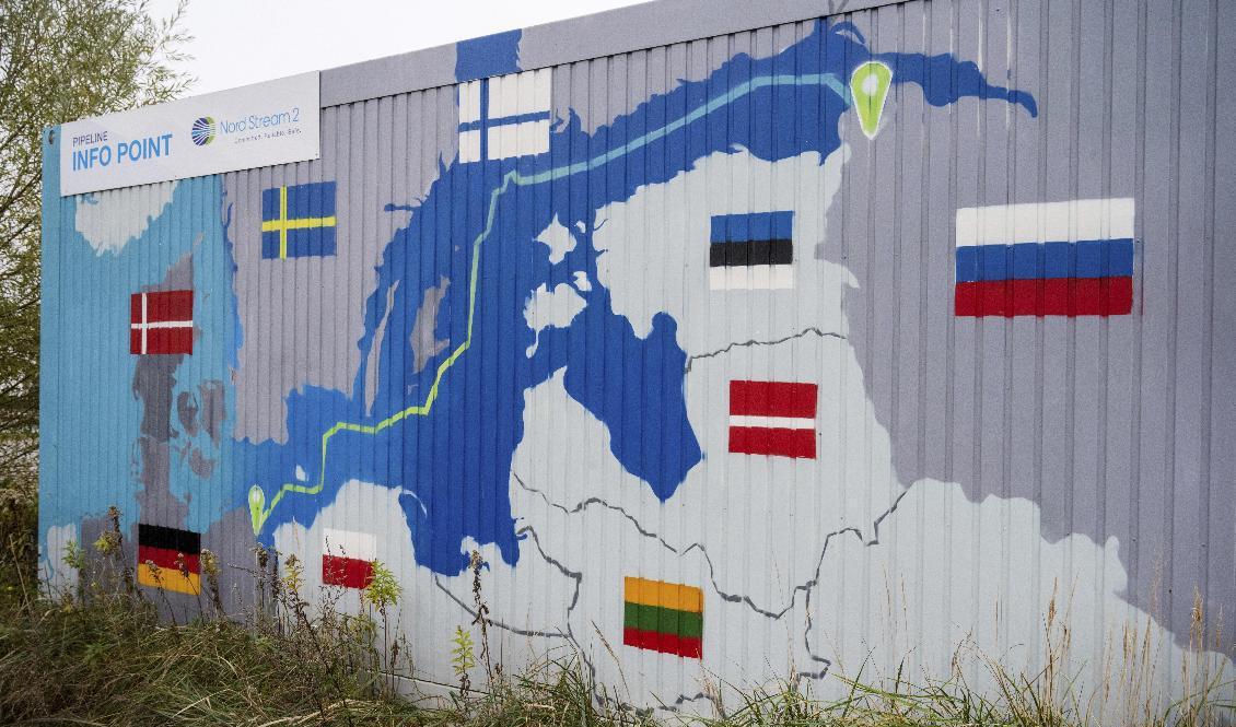 "Förpliktigad. Pålitlig. Säker", står det på en skylt där gasen från Nord Stream 2 är tänkt att tas emot i tyska Lubmin. Arkivbild. Foto: Stefan Sauer/AP/TT
