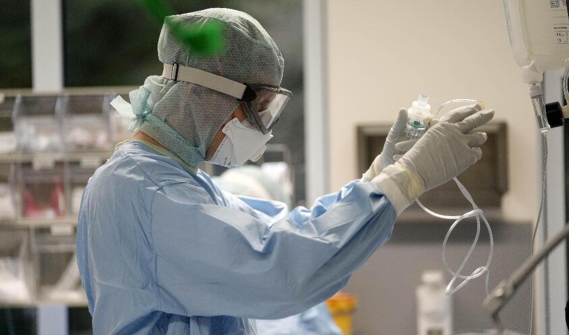 En covidpatient i Tyskland får behandling på intensivvården. WHO har nu godkänt två nya behandlingar mot smittan. Foto: Martin Meissner/AP/TT
