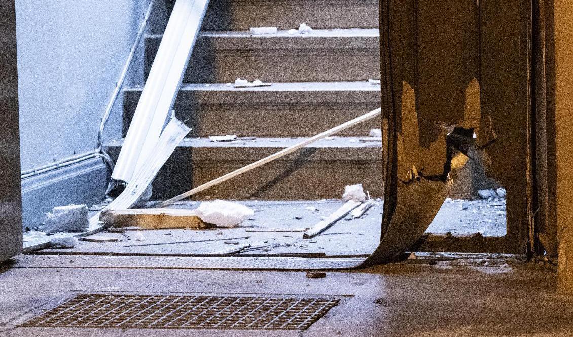 Något exploderade vid en entrédörr till ett flerfamiljshus i centrala Helsingborg tidigt på lördagsmorgonen. Foto: Johan Nilsson/TT