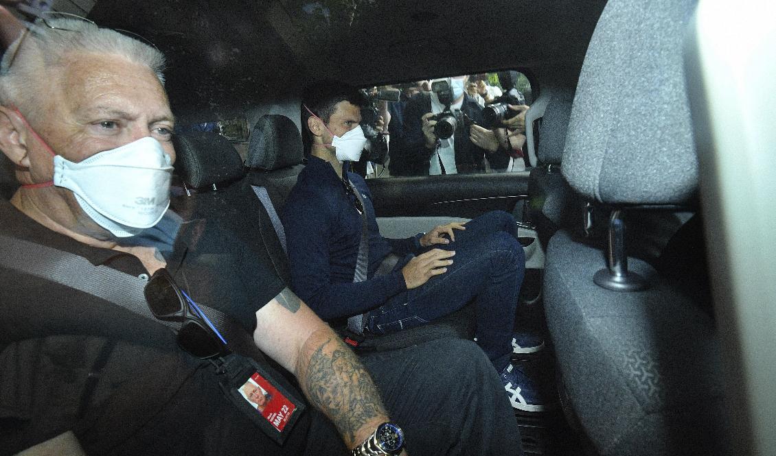 Novak Djokovic lämnade på söndagsmorgonen, lokal tid, förvaret för att åka till sina advokaters kontor, varifrån han deltog i domstolsförhandlingen via länk. Foto: James Ross/AP/TT