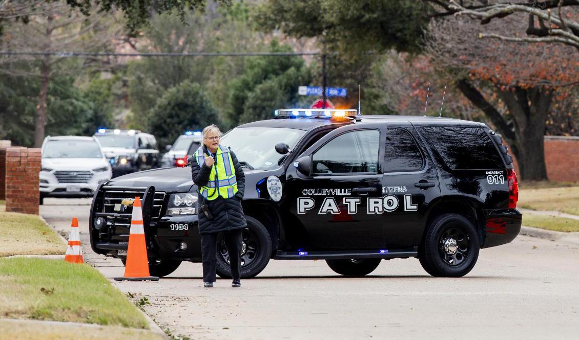 Polisen blockerar en gata i närheten av en synagoga i Colleyville, Texas, där en gisslansituation pågår. Foto: Garreth Patterson/AP/TT