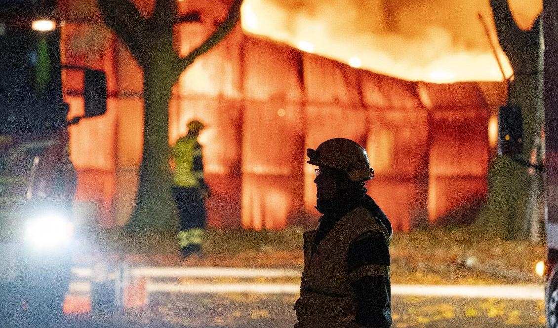 Både tuffa rekryteringsmöjligheter och pandemiläget medför att det råder stor brist i landet på deltidsbrandmän. Arkivbild. Foto: Johan Nilsson/TT