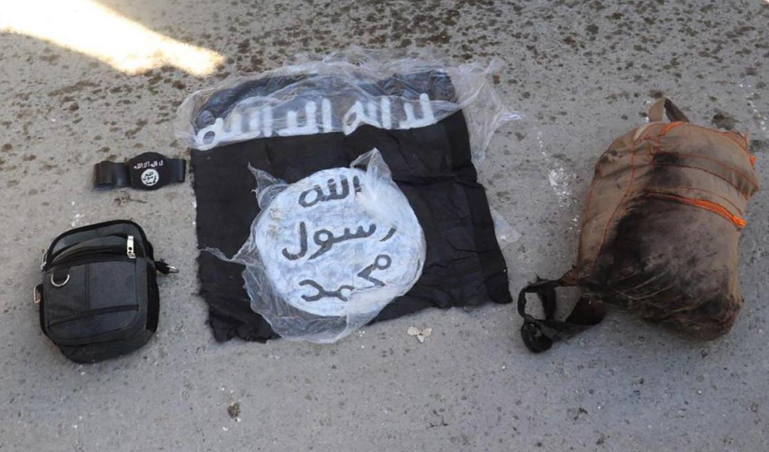 IS-medlemmar har anfallit ett fängelse i nordöstra Syrien för att frita fängslade jihadister. Här är en av de stridande IS-medlemmarnas tillhörigheter, på en bild som distribuerats av de kurdiskledda SDF-styrkorna. Foto: Kurdiskledda SDF-styrkan/AP/TT