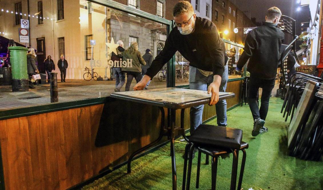 Irland har tagit sig igenom "omikronstormen" enligt landets premiärminister. Därför hävs vissa restriktioner och barer kan återgå till normala öppettider. Arkivbild. Foto: Damien Storan/AP/TT
