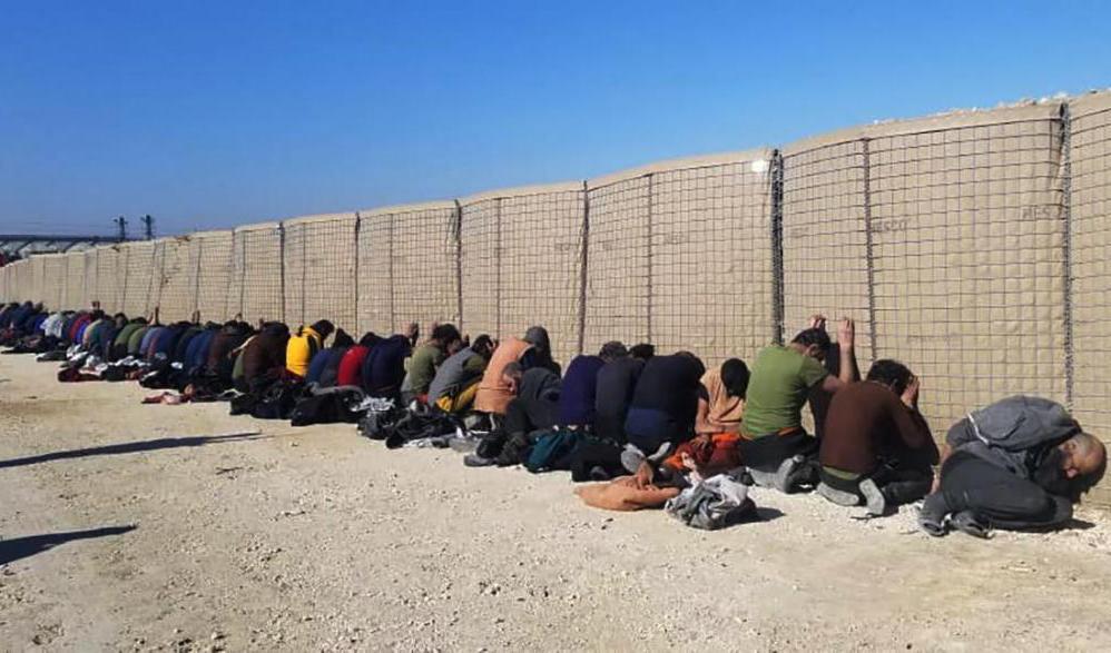 Den här bilden, som spridits av de kurdiskledda SDF-styrkorna, sägs visa IS-medlemmar som tillfångatagits i samband med striderna. Foto: Kurdish-led Syrian Democratic Forces, via AP/TT