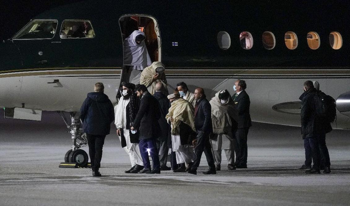 Talibaner anländer till Oslos flygplats Gardemoen på lördagen för samtal om mänskliga rättigheter och bistånd med det västliga landet. Foto: Terje Bendiksby/NTB/TT