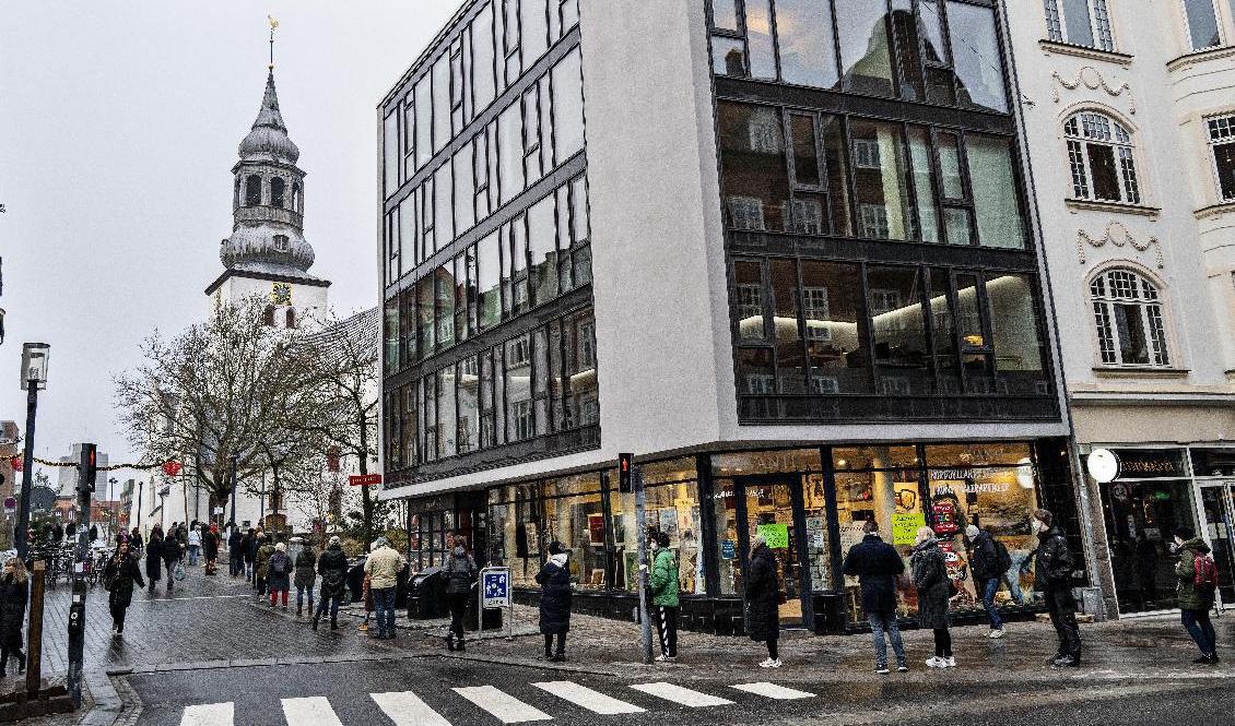 Invånare i Ålborg köar för att testa sig för covid-19. Arkivbild. Foto: Henning Bagger/AP/TT