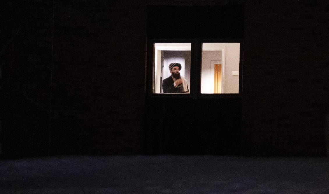 Talibanen Anas Haqqani på sitt hotellrum efter att han ankom till Oslo på lördagen. På söndagen polisanmäldes han av norsk-afghanske Zahir Athari. Foto: Javad Parsa/NTB/TT