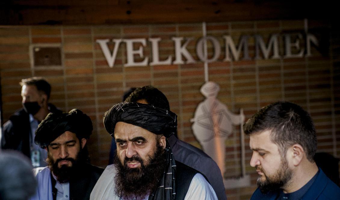 Talibanernas utrikesminister Amir Khan Muttaqi talar med pressen efter måndagens möte utanför Oslo. Foto: Stian Lysberg Solum/NTB/TT