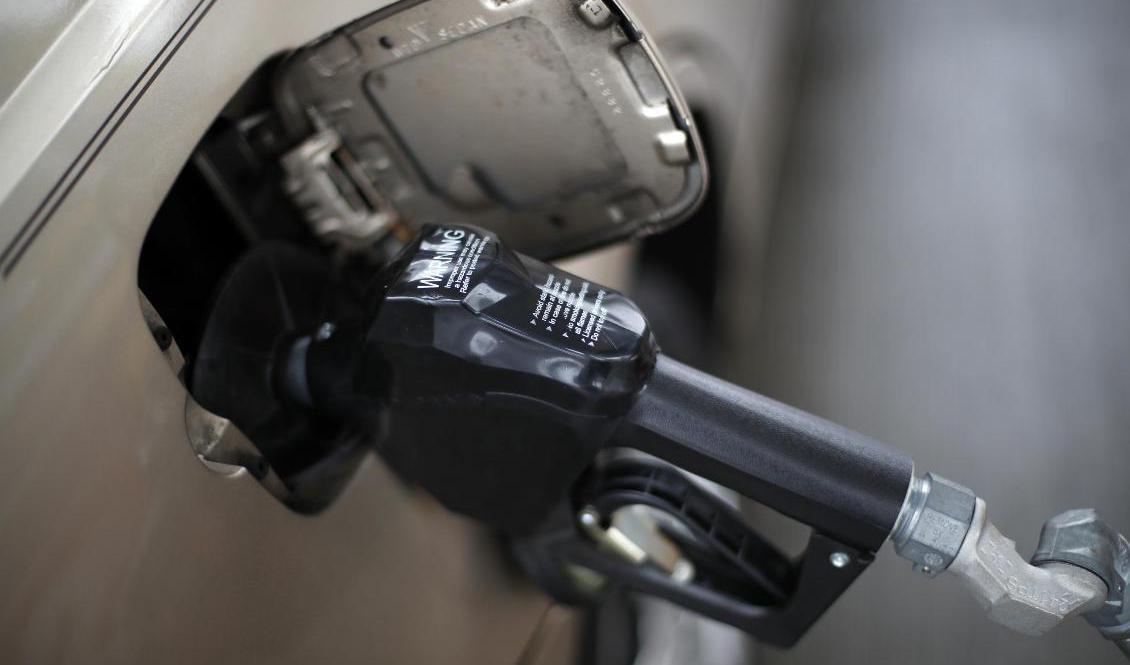 Drivmedelspriser runt om i världen, även i Sverige, pressas uppåt av de högsta oljepriserna sedan 2014. Arkivbild. Foto: Gene J. Puskar AP/TT