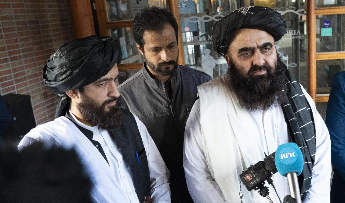 Talibanerna Anas Haqqani och Amir Khan Muttaqi svarade på frågor under en paus i mötet i Oslo på måndagen. Foto: Terje Pedersen/AP/TT