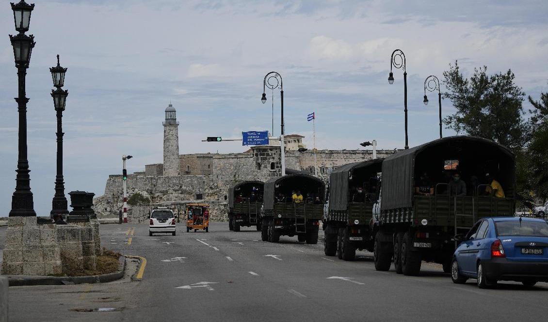 När nya protester planerades i november tog militära fordon plats längs med "el Malecón", strandpromenaden i Havanna. Arkivbild. Foto: Ramon Espinosa/AP/TT