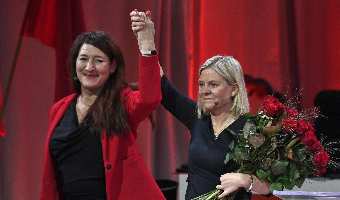 LO:s ordförande Susanna Gideonsson till vänster och statsminister Magdalena Andersson till höger efter ett tal på LO:s kongress i Folkets Hus i Stockholm i december. Arkivbild. Foto: Claudio Bresciani/TT
