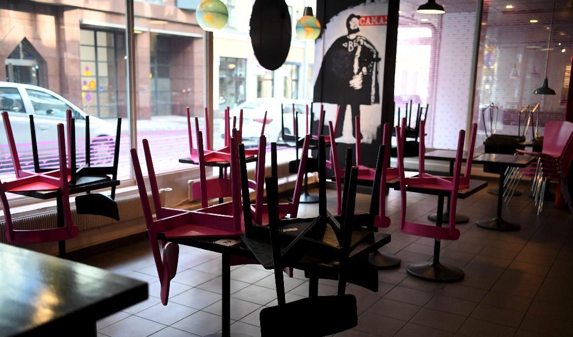 En stängd restaurang i Helsingfors i fjol. Från och med tisdag får restauranger ha öppet till klockan 21. Foto: Antti Aimo-Koivisto/AP/TT