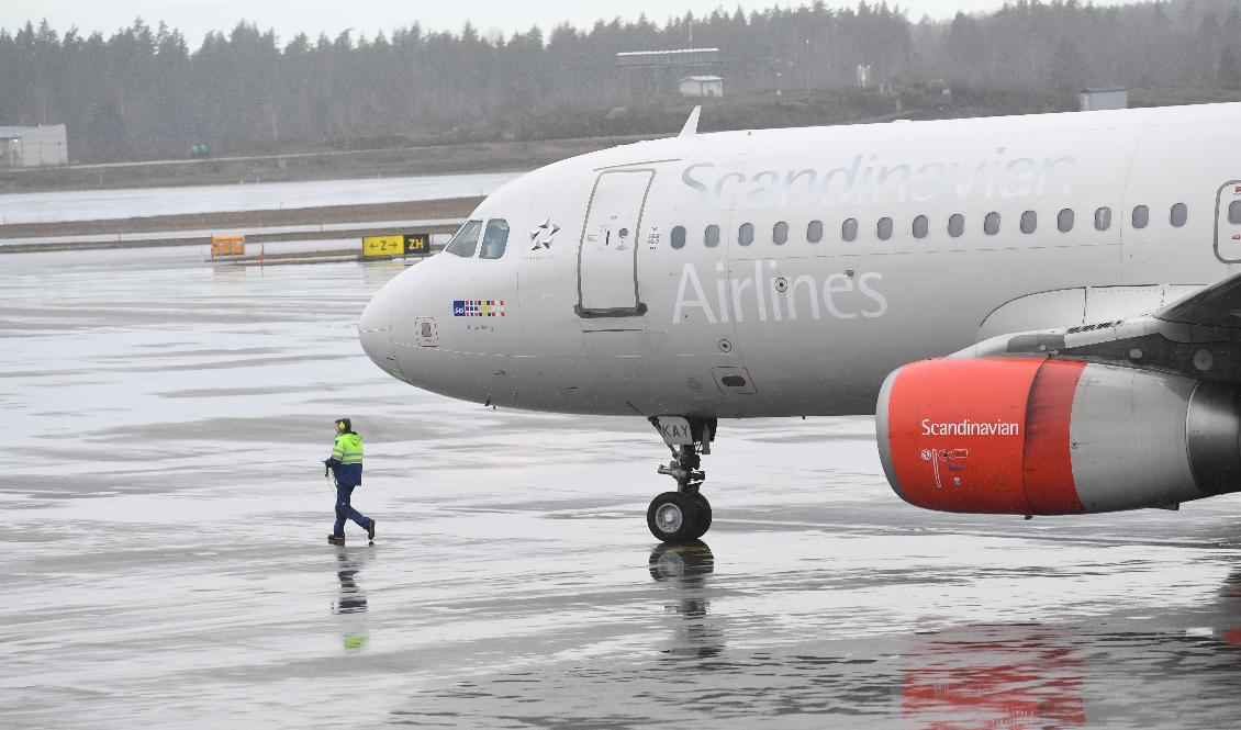 Enligt flera medier kommer två utvisade kvinnor som utvisats av det kurdiska självstyret i norra Syrien utvisats till Sverige och landar på Arlanda på torsdagen. Arkivbilden på flygplanet på Arlanda har ingen koppling till uppgifterna. Foto: Fredrik Sandberg/TT